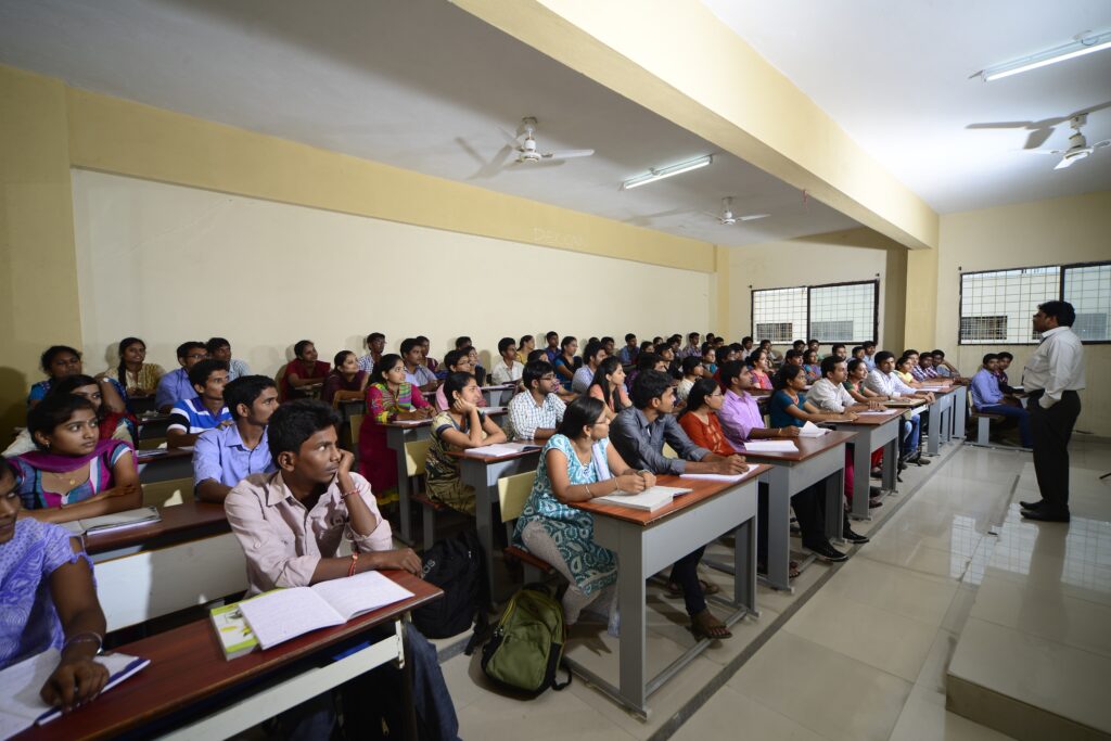 インドの大学で授業を受けるインド人学生たち
